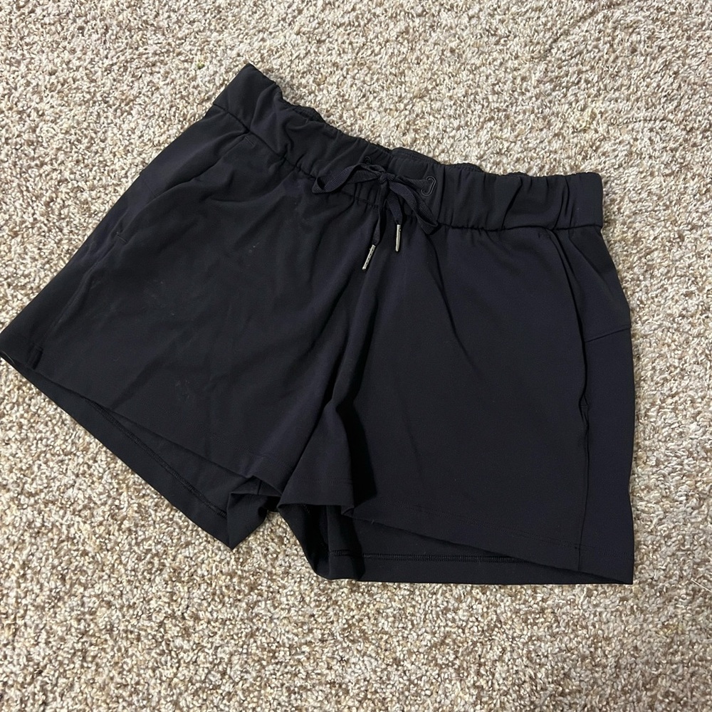 Lululemon On The Fly Mid Rise Short 2.5”